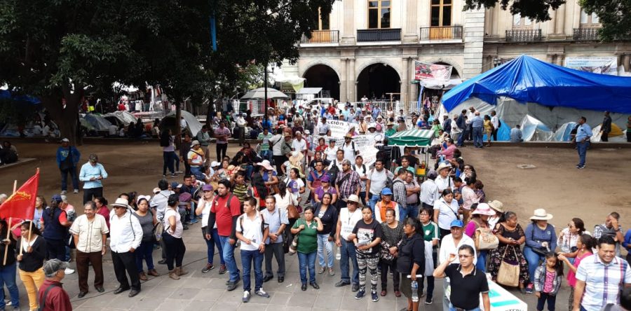 Conmemoran maestros 13 años de desalojo fallido con pintas y consignas