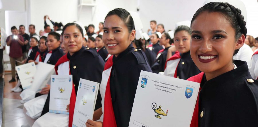 Egresa otra generación de profesionales en Enfermería en la Mixteca oaxaqueña