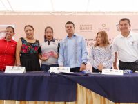 Entregan 966 becas Bienestar a estudiantes de la UABJO