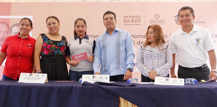 Entregan 966 becas Bienestar a estudiantes de la UABJO