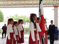 Uniforma Mitla a escoltas con indumentaria de la población