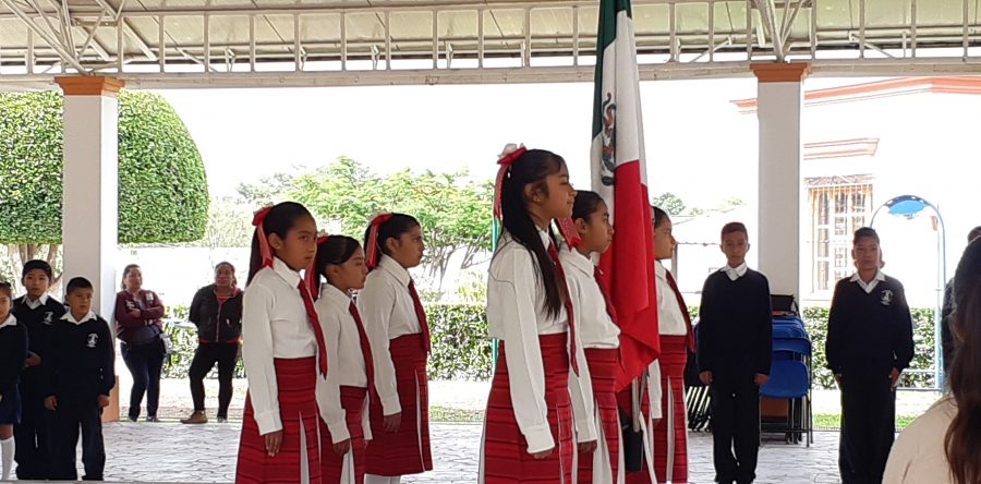 Uniforma Mitla a escoltas con indumentaria de la población