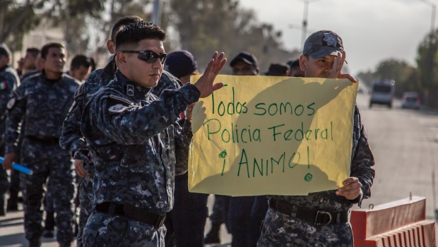 Policías federales denuncian actos de intimidación de militares