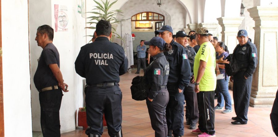 Cumple Ayuntamiento capitalino a policías con entrega de compensación salarial de FORTASEG