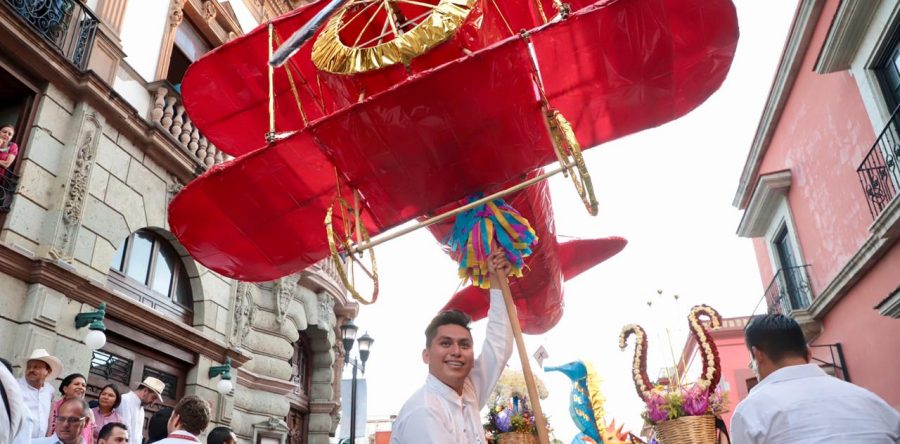 Alegría y folclor se desbordan por las calles de Oaxaca para anunciar la Octava del Lunes del Cerro