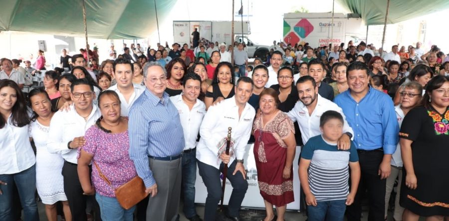 Entrega Alejandro Murat 200 créditos a jefas de familia en Santa Cruz Amilpas