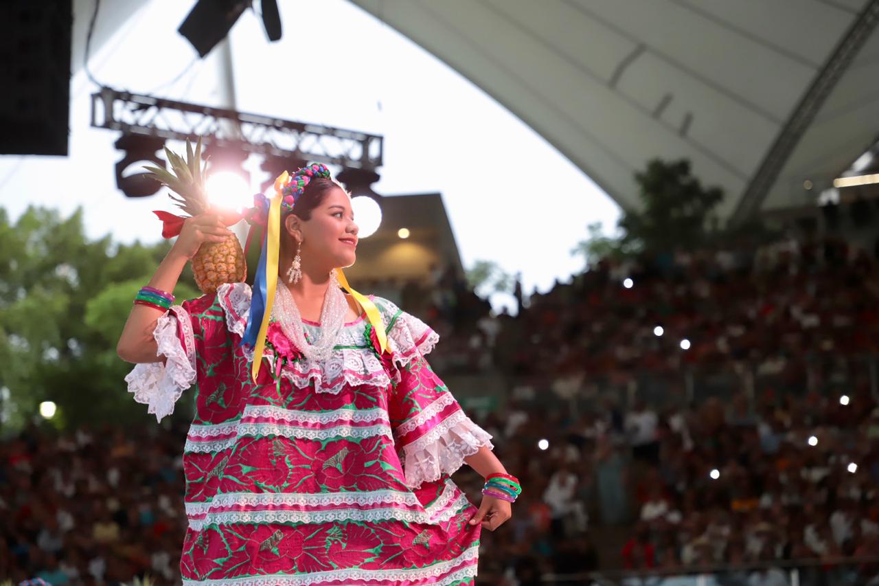 Costumbres y tradiciones de Oaxaca cautivan en el Primer Lunes del Cerro