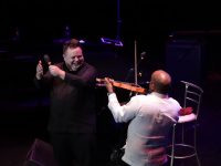 Cautiva música de boleros a oaxaqueños y turistas en el Teatro Macedonio Alcalá