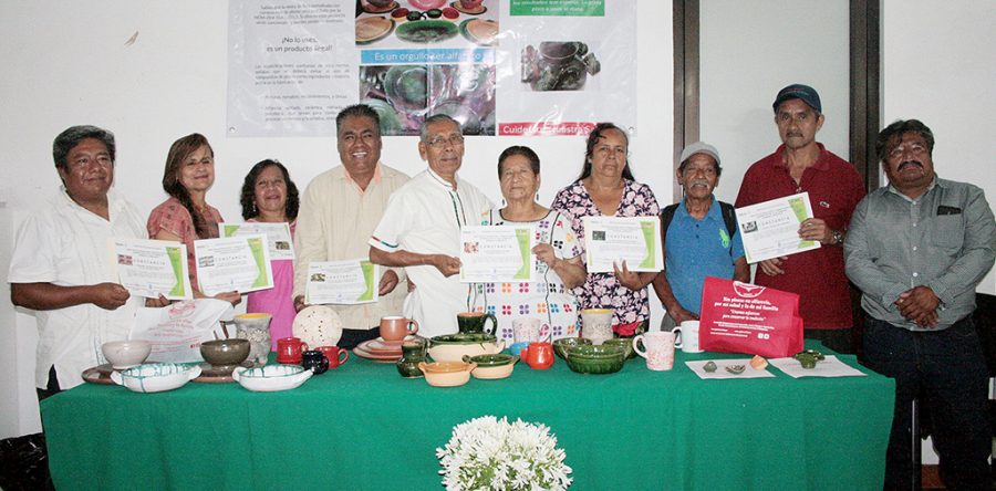 Entrega SSO constancias libres de plomo a alfareros de Atzompa