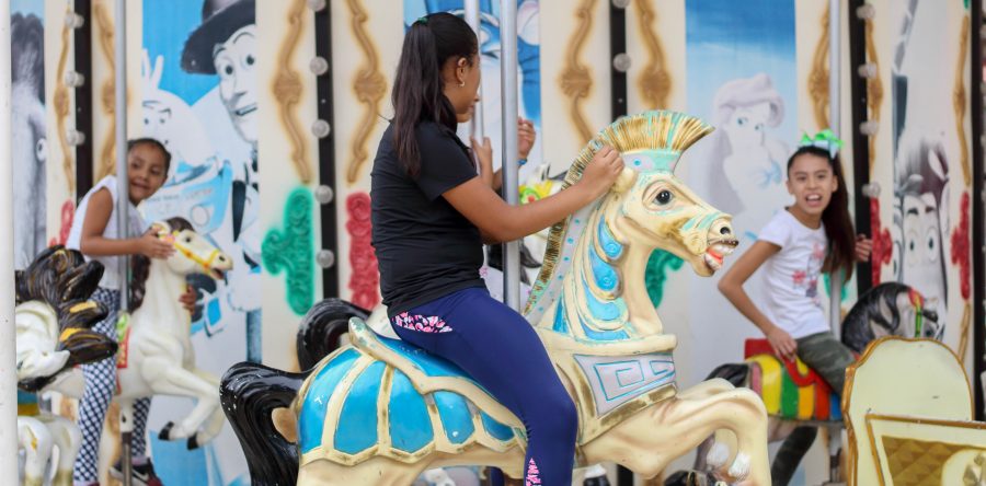 Niñas y niños disfrutan talleres de verano en parques públicos