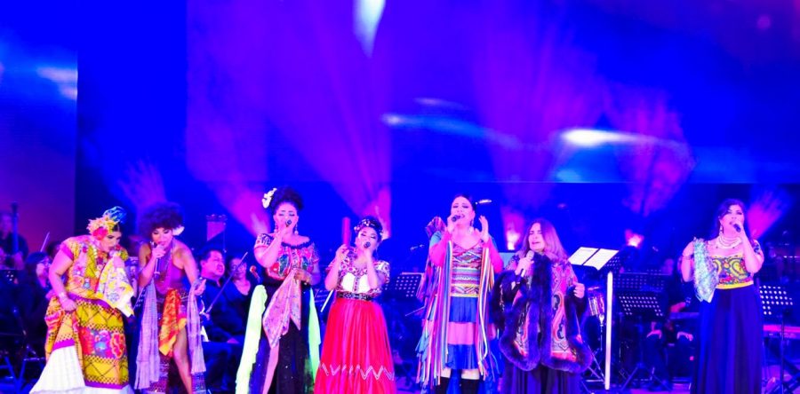 Mujeres encantaron a oaxaqueños y visitantes en el auditorio Guelaguetza