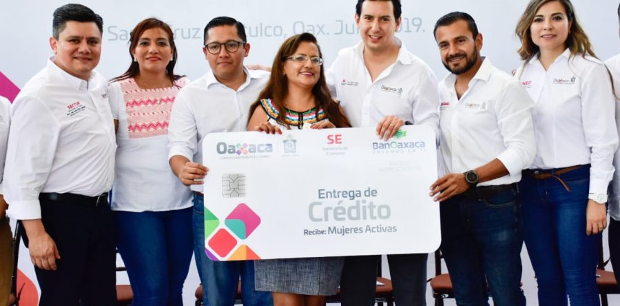 Más de 200 huatulqueños reciben créditos, escrituras, empleo y constancias de capacitación