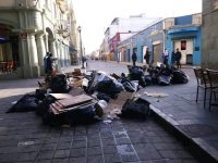 Cierran tiradero en Zaachila; amanecen calles repletas de basura