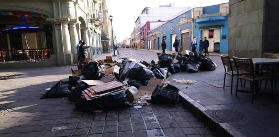 Cierran tiradero en Zaachila; amanecen calles repletas de basura