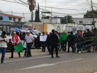 Bloquean campesinos accesos a aeropuerto e Istmo