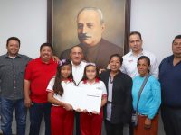 Entrega IEEPO apoyos a estudiantes de Mixtequilla que viajarán a Paraguay