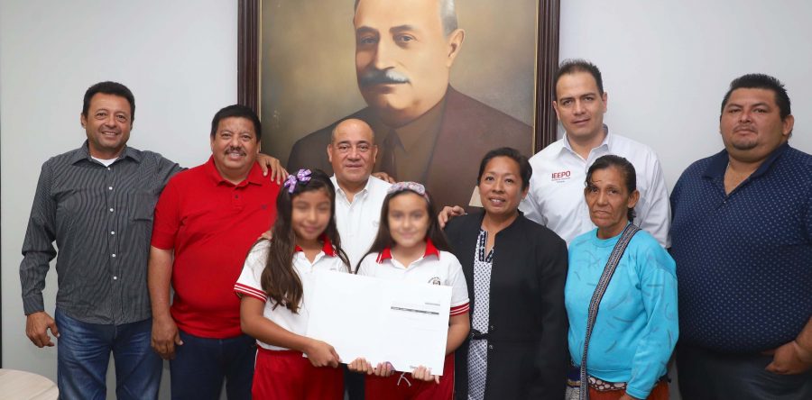 Entrega IEEPO apoyos a estudiantes de Mixtequilla que viajarán a Paraguay