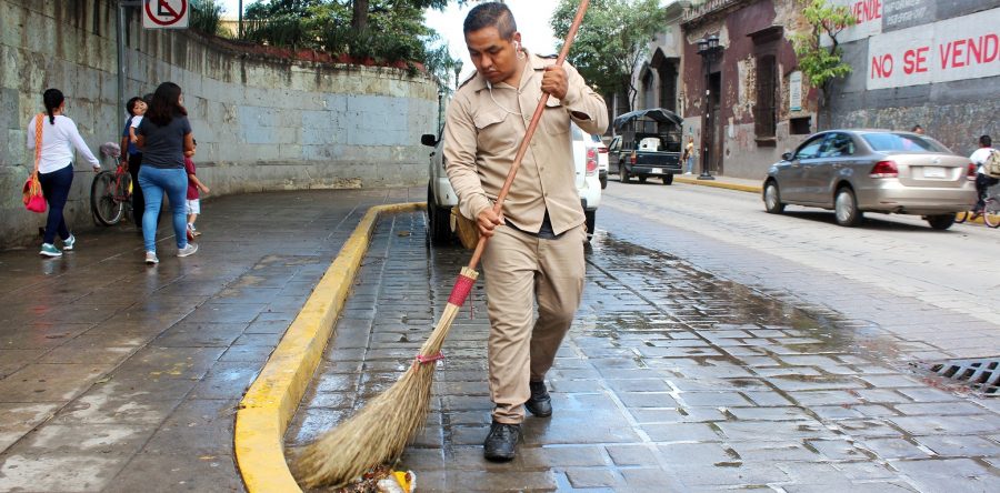 Reconoce Ayuntamiento de Oaxaca de Juárez ardua labor de barrenderas y barrenderos municipales