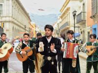 Tunas engalanan calles de Oaxaca de Juárez con música y alegría