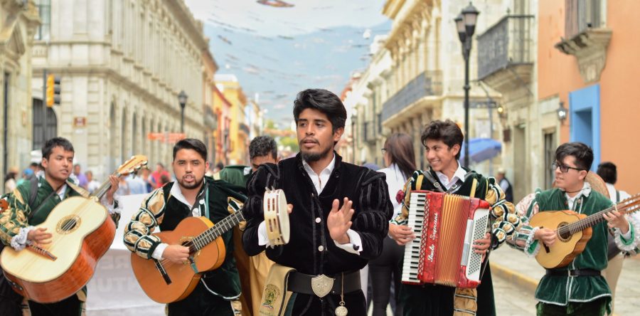 Tunas engalanan calles de Oaxaca  de Juárez con música y alegría