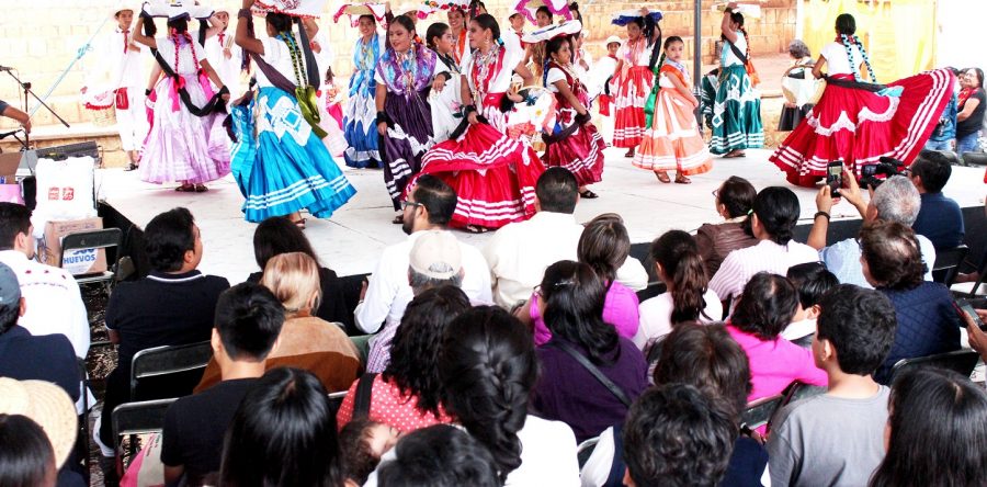 Ayuntamiento capitalino y Girl Up Guendalizaá  celebran con éxito la “Guelaguetza a favor de ellas”