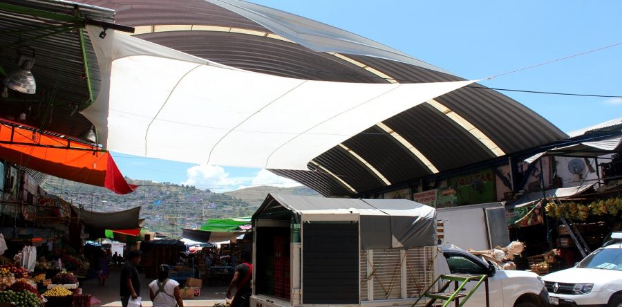 Gobierno capitalino retira techumbre afectada por lluvias en el Mercado de Abasto