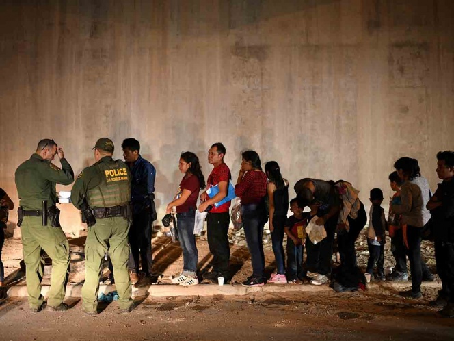 Policías de EU piden a migrantes que confíen en ellos