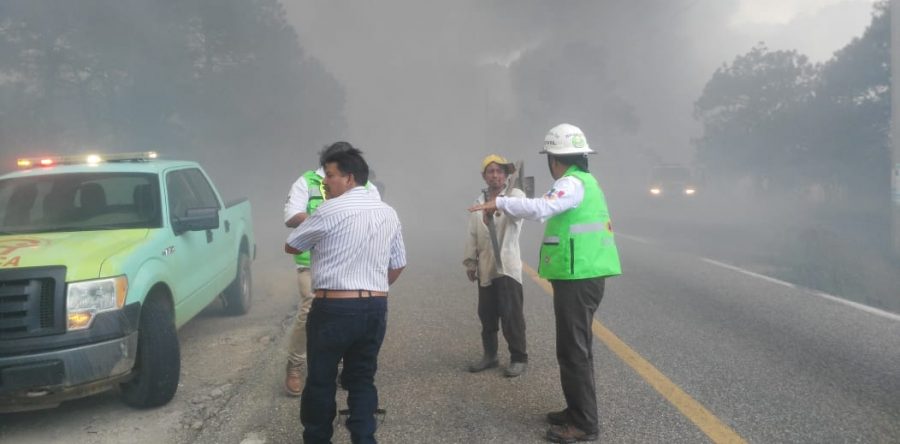 Trabajan dependencias en incendio de fábrica de resina en la Sierra Norte