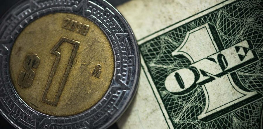 Peso registra ganancias junto a monedas emergentes; espera decisión de Banxico