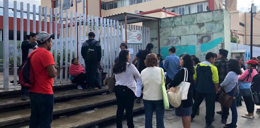 Paran labores en Hospital Civil, trabajadores exigen sus pagos