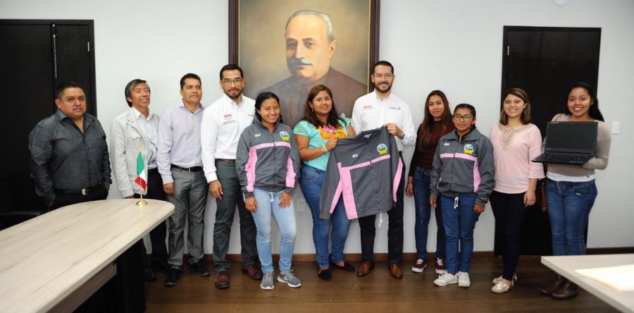Entrega IEEPO uniformes y equipo de cómputo a la Escuela Normal Rural Vanguardia de Tamazulápam