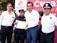 Reconoce edil Oswaldo García generosidad de mujer policía