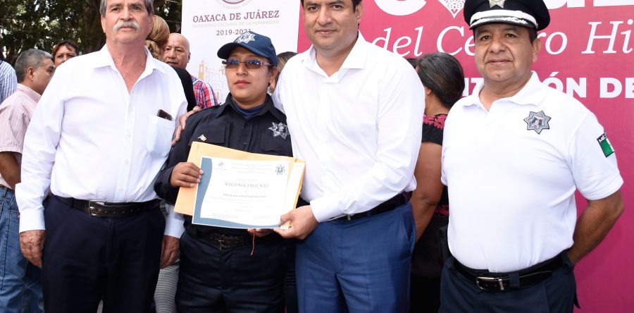 Reconoce edil Oswaldo García generosidad de mujer policía