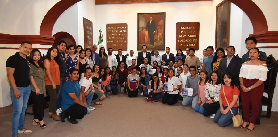 Cabildo capitalino reconoce 37 años de trayectoria del Ballet Folclórico de Oaxaca