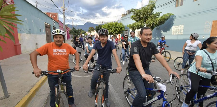 A invitación del Ayuntamiento capitalino, recorren  la ciudad en bicicleta por el Día Mundial Sin Auto