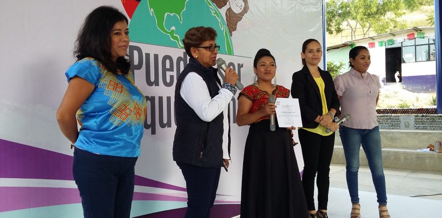 Soprano mixe comparte con alumnos de Telesecundaria su experiencia musical