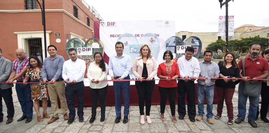 Entrega DIF Municipal de Oaxaca de Juárez 11 contenedores de PET para la ciudad