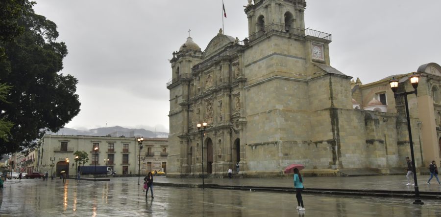 Centro Histórico de Oaxaca, libre de ambulantes un día a la semana: Oswaldo García