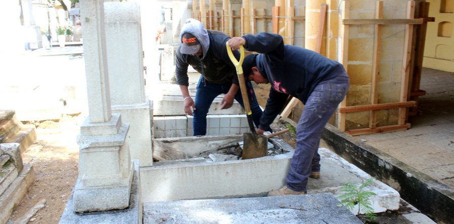 Ayuntamiento capitalino abre panteones para que familias den mantenimiento a tumbas