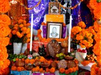 Colocan mercados públicos de la ciudad de Oaxaca altares a sus difuntos