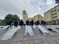 Policías Municipal y Estatal resguardan accesos al zócalo de Oaxaca de Juárez