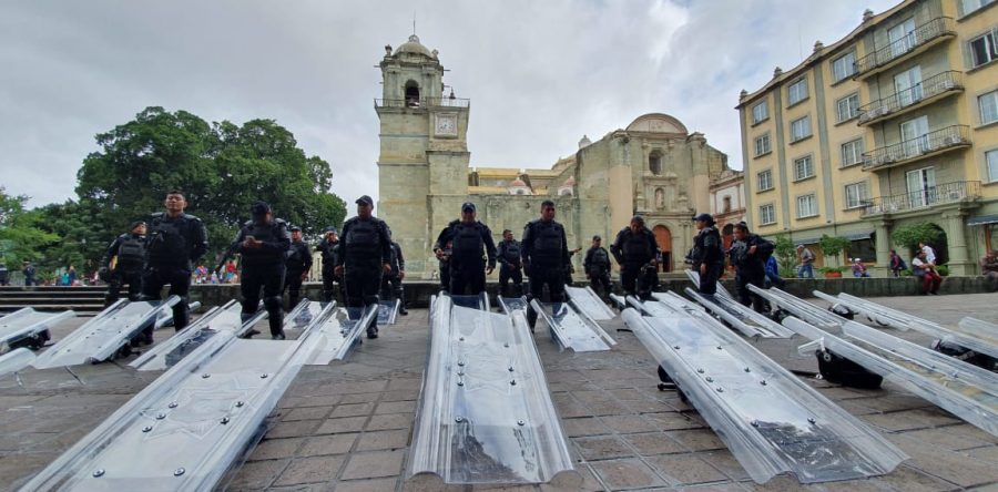 Policías Municipal y Estatal resguardan accesos al zócalo de Oaxaca de Juárez