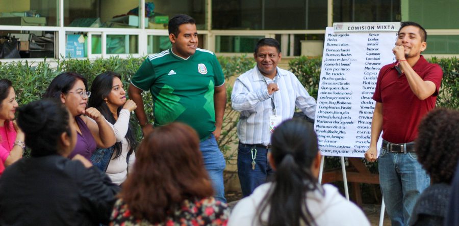 Servidoras y servidores públicos incorporan Lengua de Señas en su atención diaria