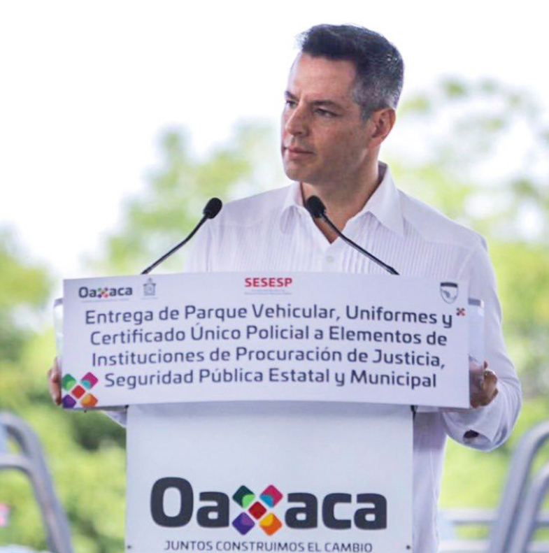 Gobiernos de Oaxaca y México entregan más de 105 mdp en vehículos y uniformes a instituciones de seguridad pública