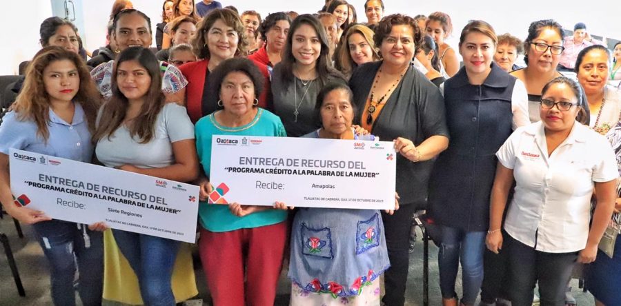 Entrega Sedesoh Créditos a la Palabra de la Mujer en Valles Centrales