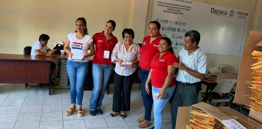 Continúa distribución de vales y uniformes escolares del programa “Vamos Juntos a la Escuela”