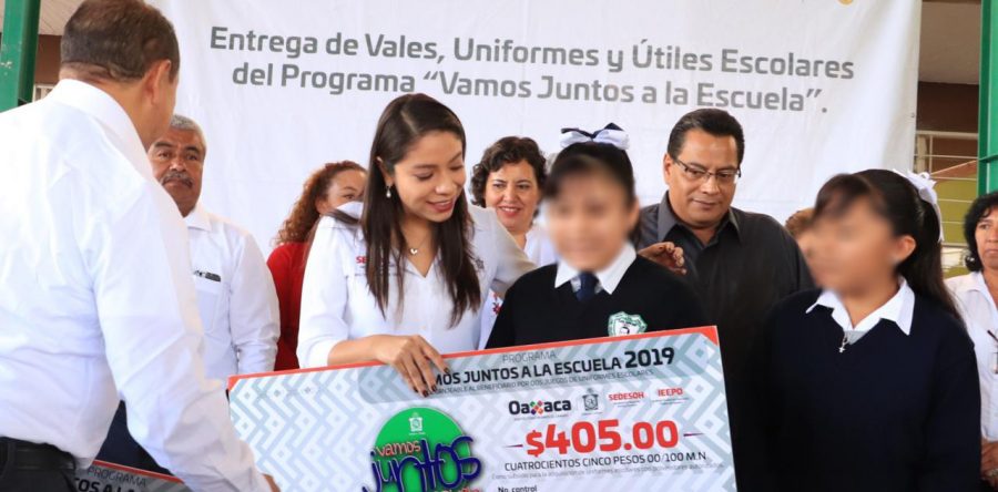 Entrega Sedesoh uniformes y útiles escolares en Huajuapan