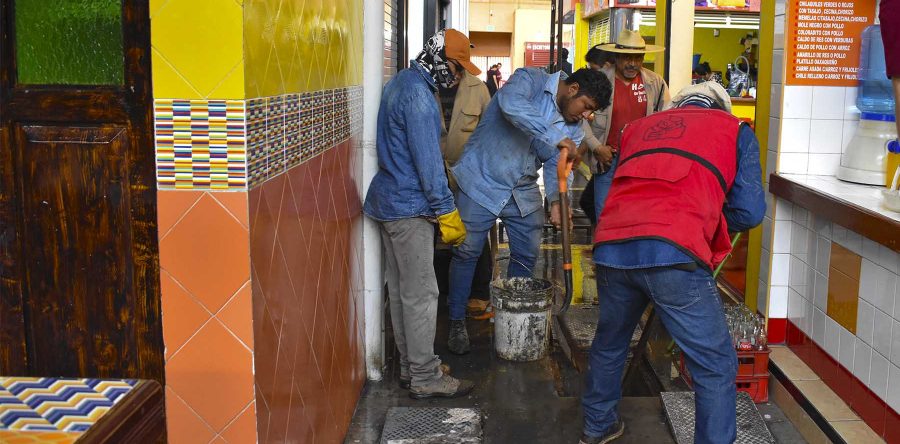 Realiza SAPAO acciones de desazolve y limpieza de la red sanitaria del mercado 20 de Noviembre