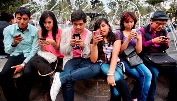 El 75% de adolescentes y padres mexicanos, adictos al celular