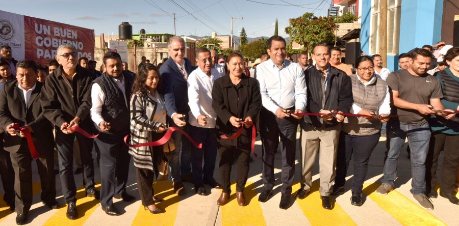 Entrega Oswaldo García obra de pavimentación en Pueblo Nuevo